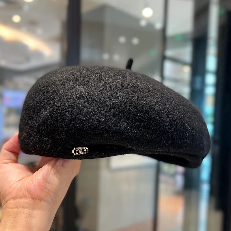 Fashion Metal Logo Wool Painter Hat Warm Soft Autum Winter Beret Cap for Women Solid Color Outdoor Boina Hat Party Girl's Gift