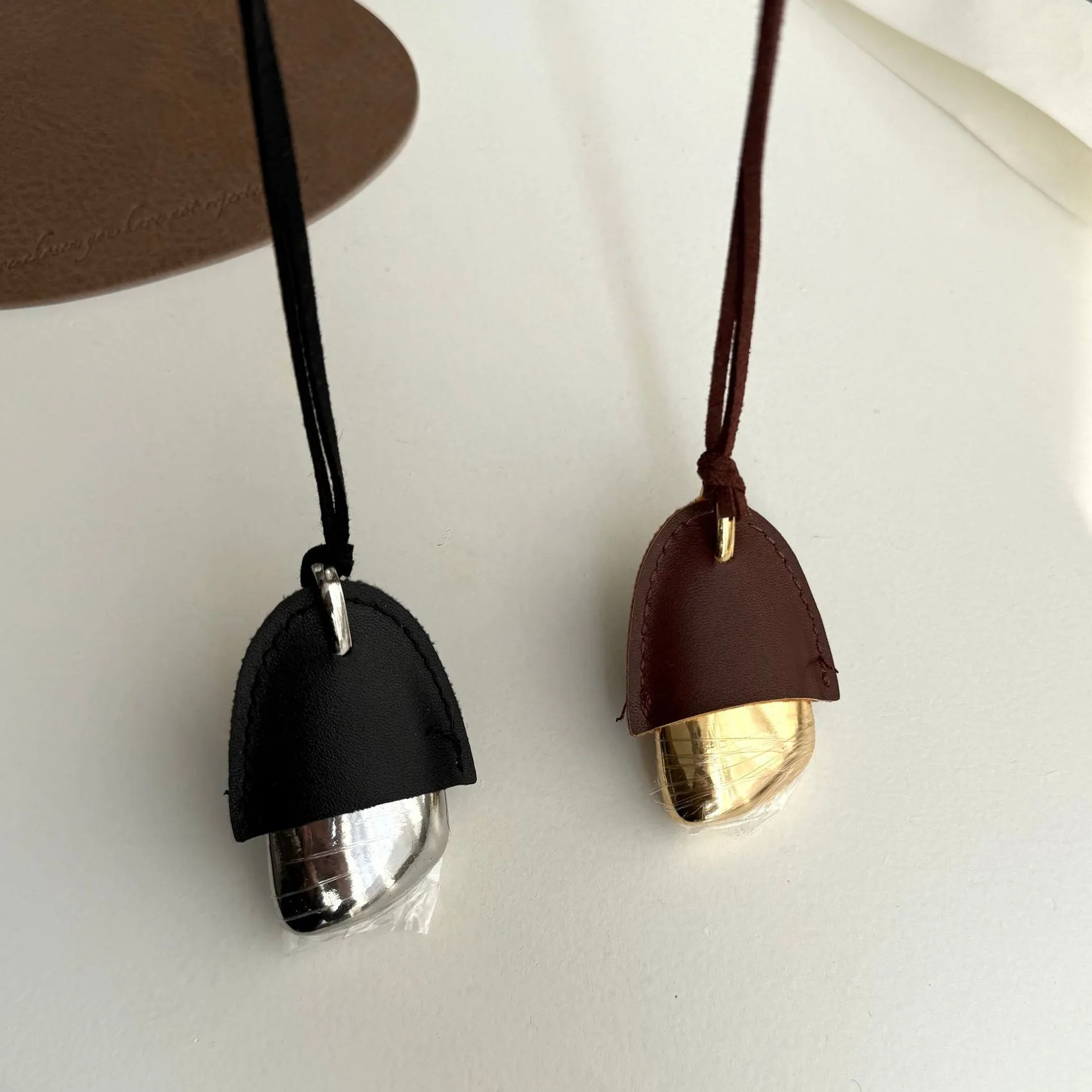 Image of Einzigartiges Design, PU-Leder, metallischer Tannenzapfen-Anhänger, Halskette für Damen, lange verstellbare Seilkette, Halsreifen, modisches Accessoire