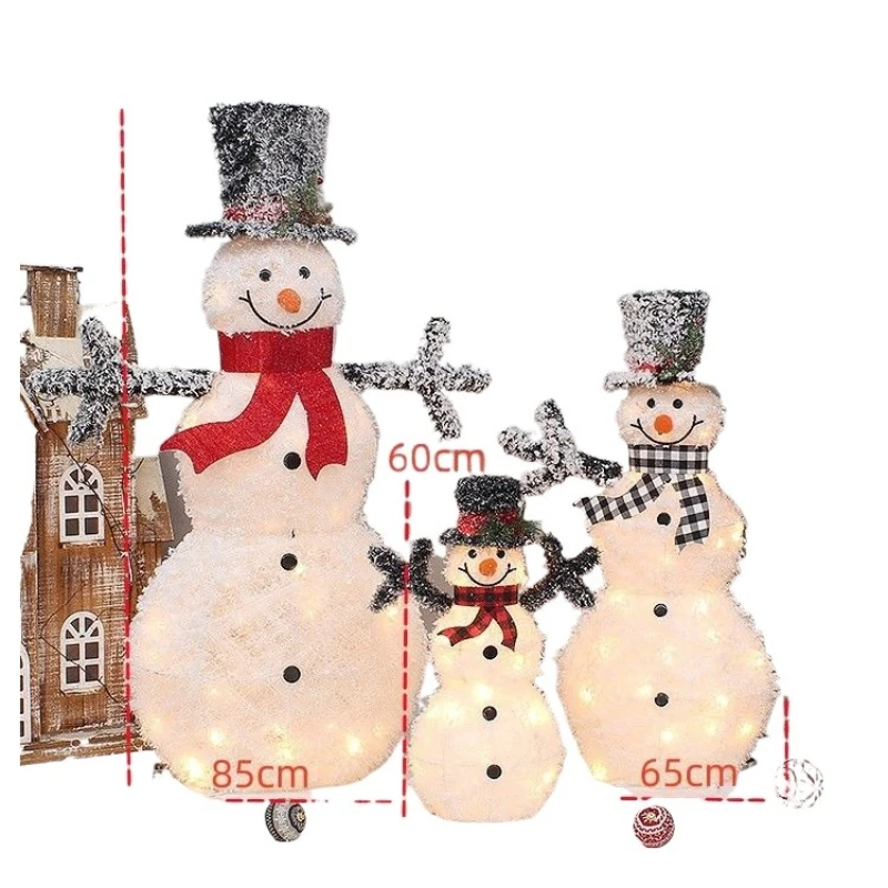 

Композиция рождественской сцены, светящийся орнамент большого снеговика, торговый центр, окно отеля, красивый реквизит в подарочной упаковке под