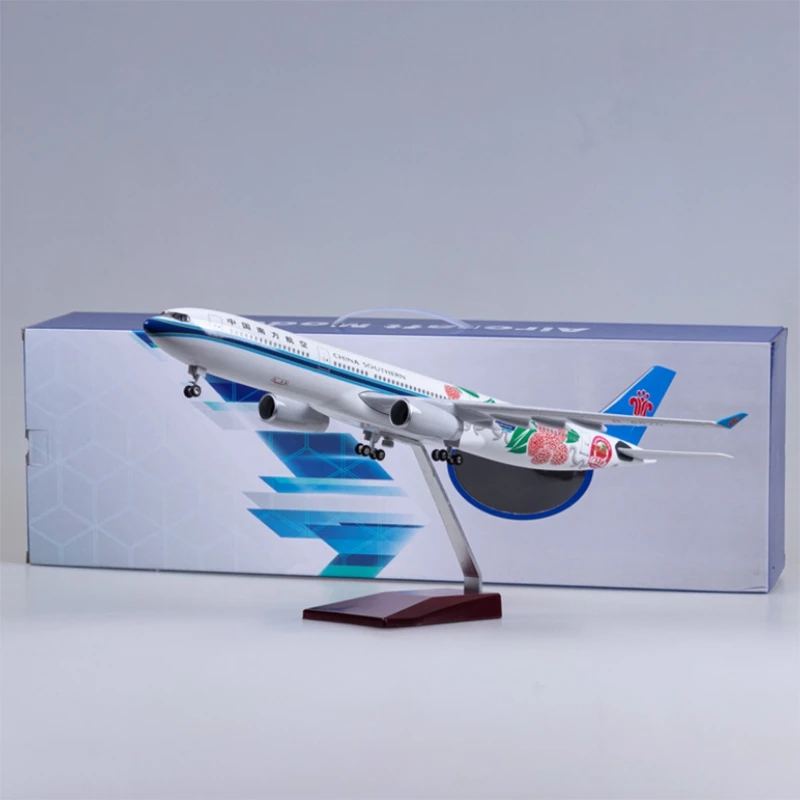 

47cm 1:135 Scale A330 Model Air China Southern Airlines Airway With Lights Resin Aircraft Plane Toys Collection Display Gift Fan