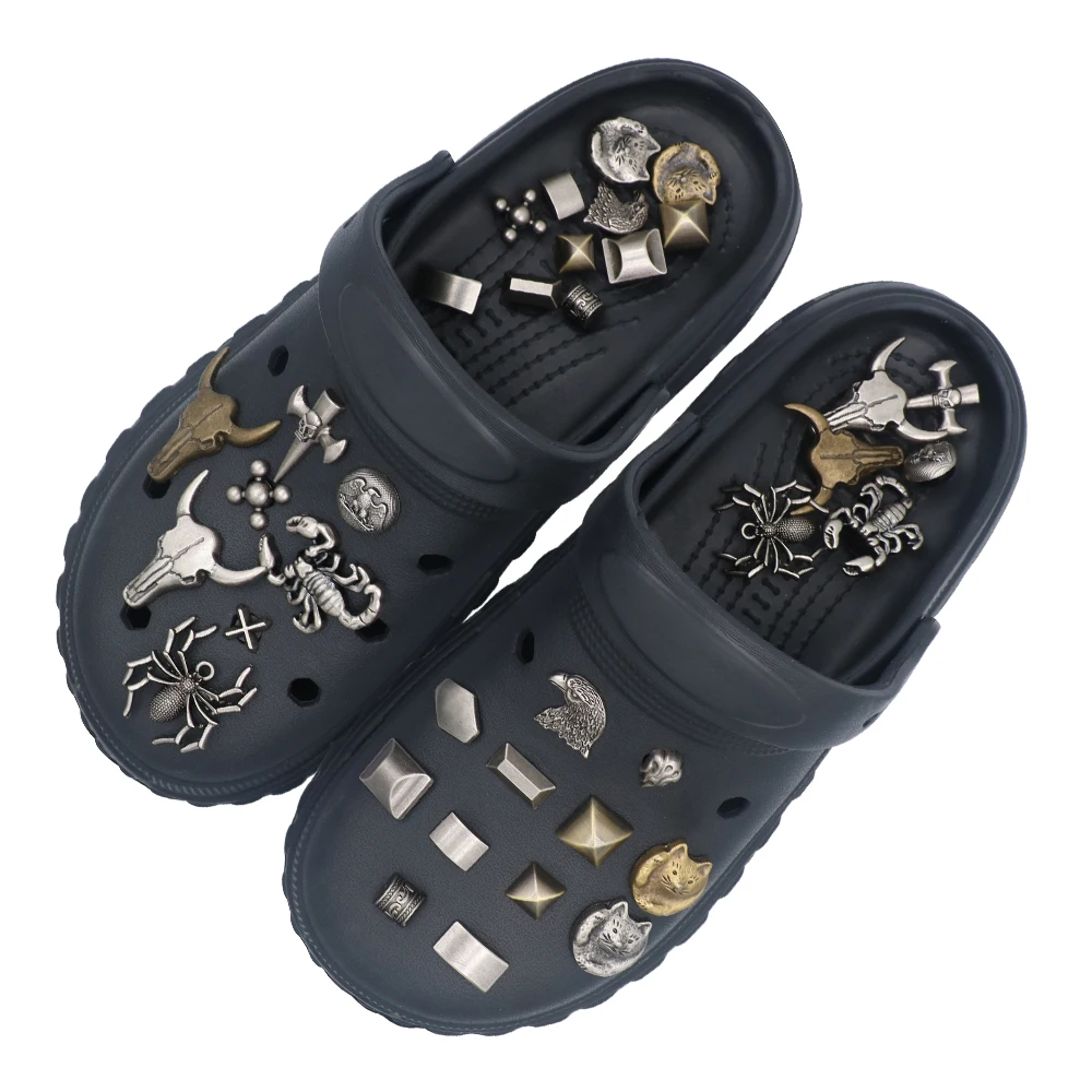 Shoe Accessories Hole Sandals Charm Arch Bull Head Badge Spider Scorpion Triangular Pyramid Punk Style Metal Slipper Adornos