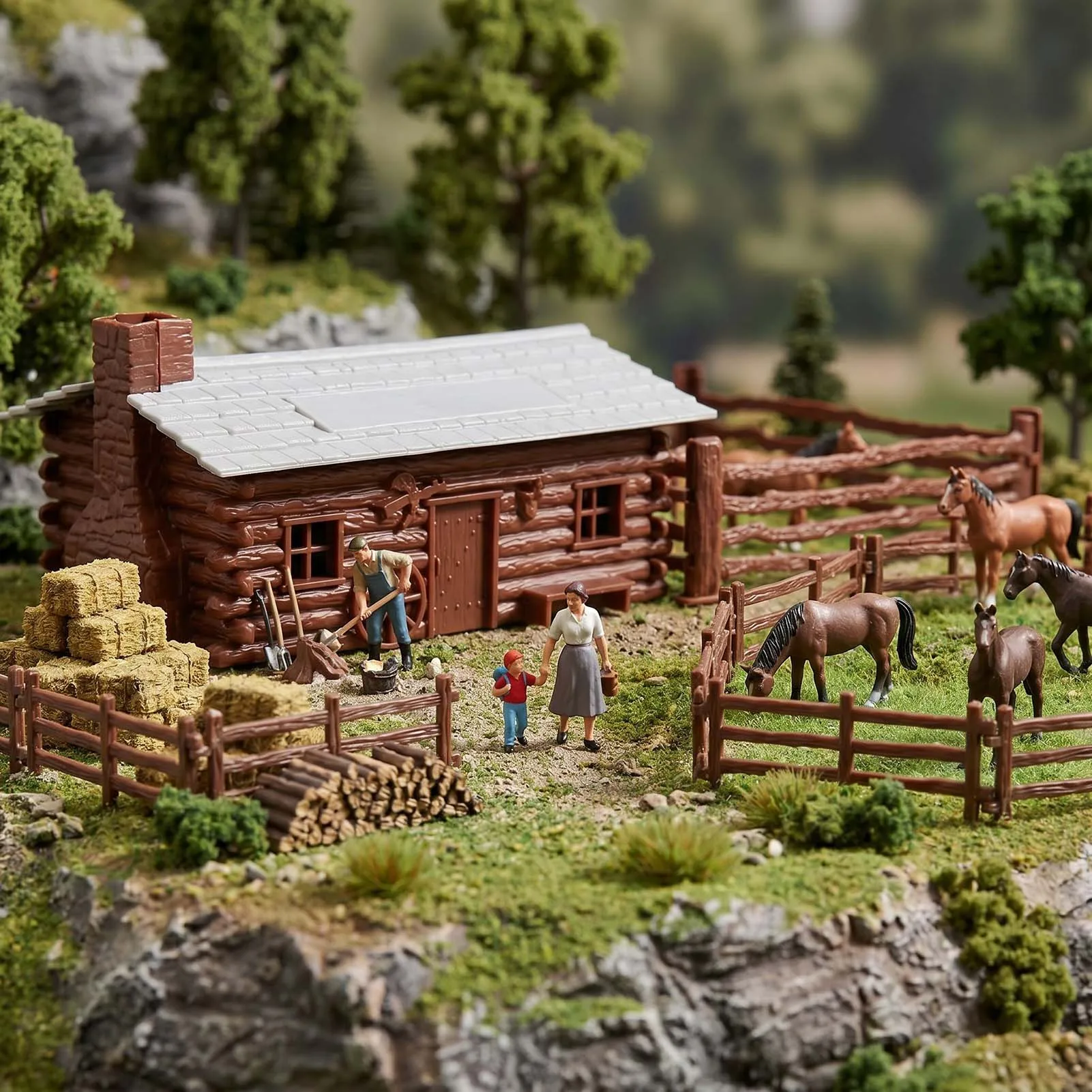 Cabaña de Caza Pintada a Escala O de Evemodel con Corral para Ferromodelismo JZO02 (Sin Construir)