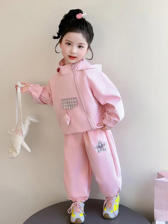 

Весенний модный розовый спортивный костюм для девочек 2026 года: свободный комплект из двух предметов с капюшоном на молнии, универсальный трендовый наряд для детей