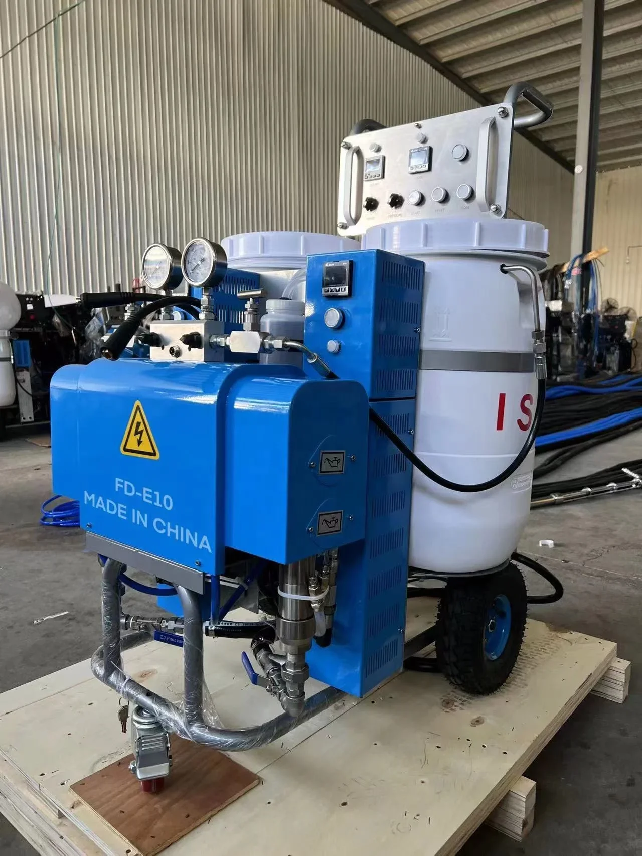 Machine de mousse de pulvérisation de polyuréthane à cellules fermées FD-E10H pour utilisation d'isolation murale