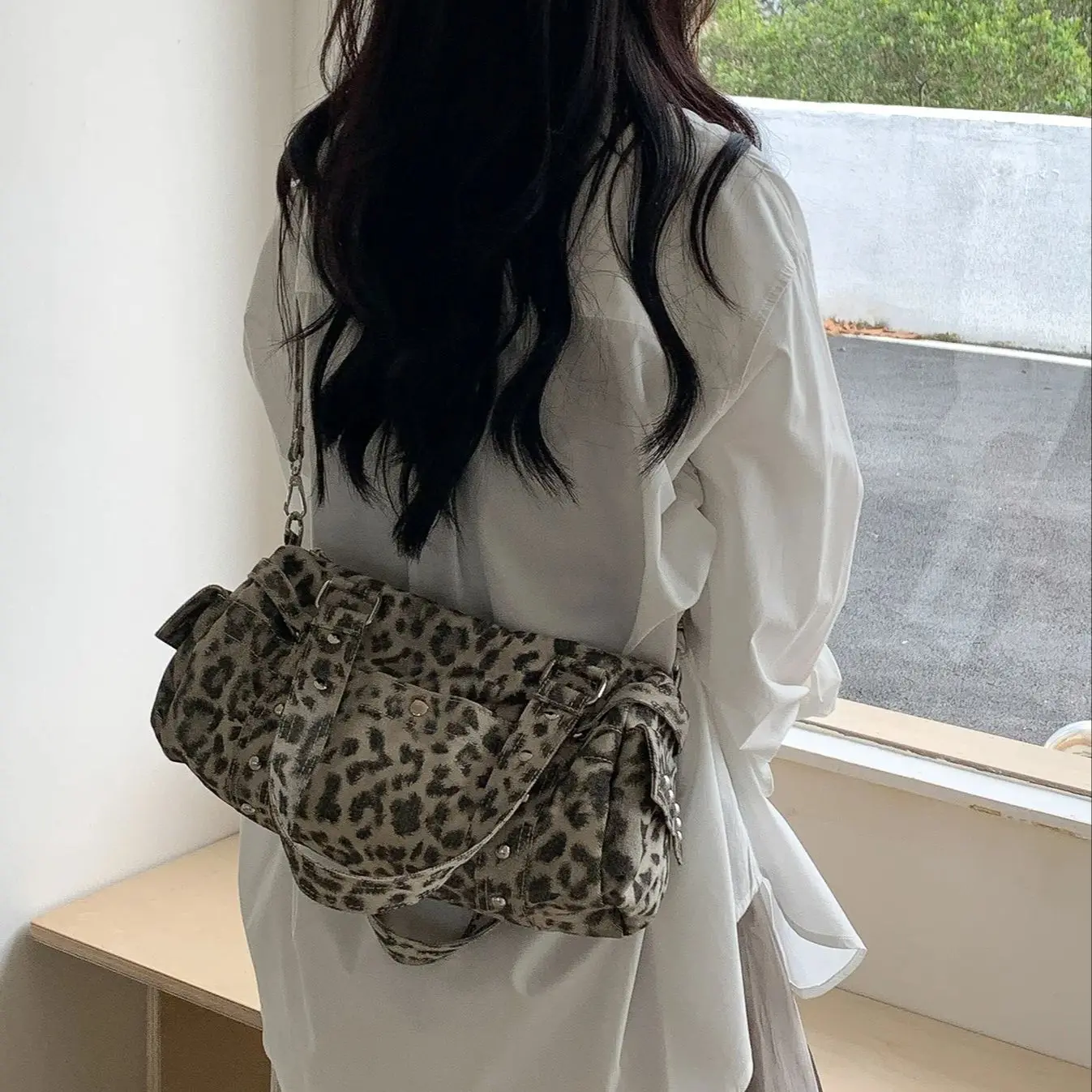 bolso-retro-con-estampado-de-leopardo-estilo-motociclista-con-tachuelas-bolso-de-hombro-para-mujer-correa-cruzada-suave-espacioso-y-duradero