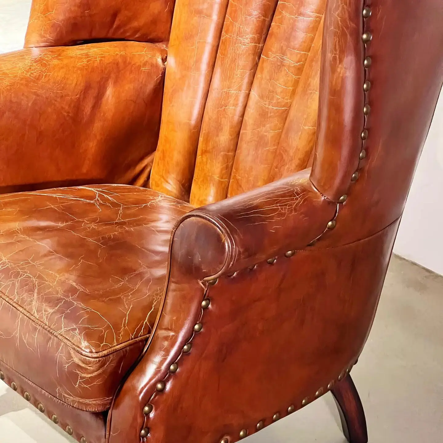 Classic medieval-style single sofa chair, vintage oil-waxed leather club chair, villa whiskey cigar lounge chair