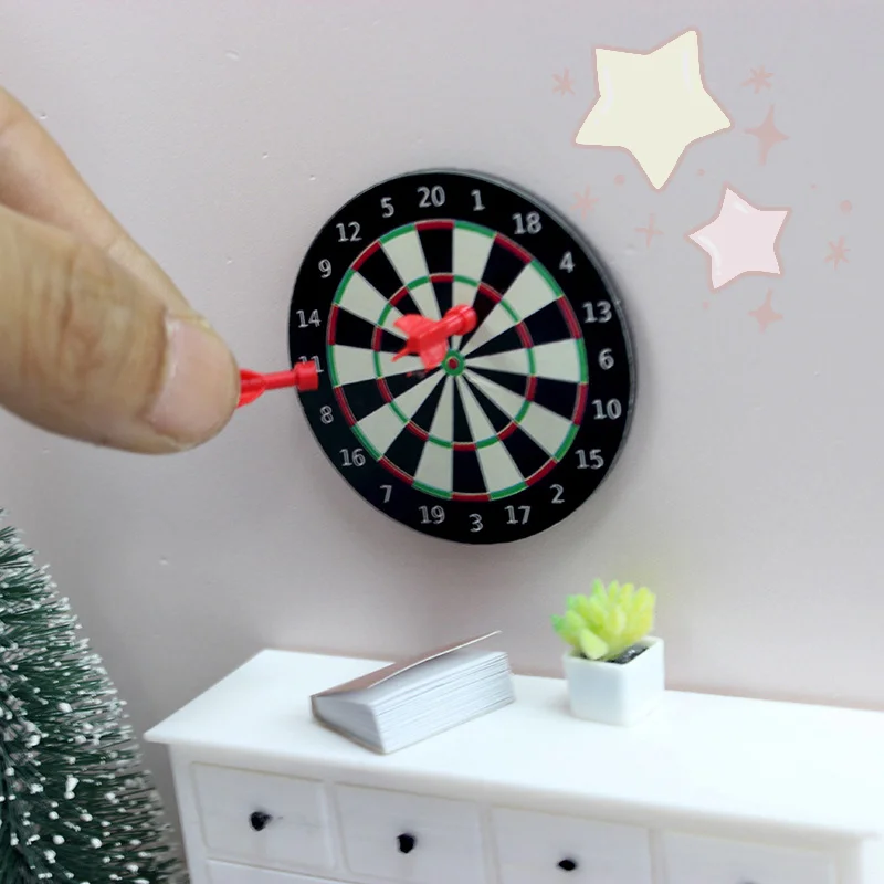 1 conjunto de casa de bonecas em miniatura dardo jogo de tabuleiro conjunto com dardos sala de jogos miniaturas acessórios de decoração para casa brinquedo fingir jogar
