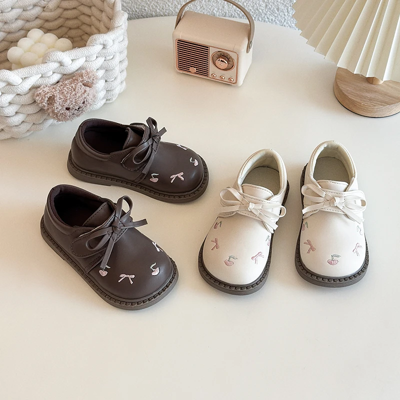 

Весенне-осенние кожаные туфли с вышивкой для девочек, новые детские туфли принцессы на плоской подошве, милая элегантная детская повседневная обувь для свадебной вечеринки