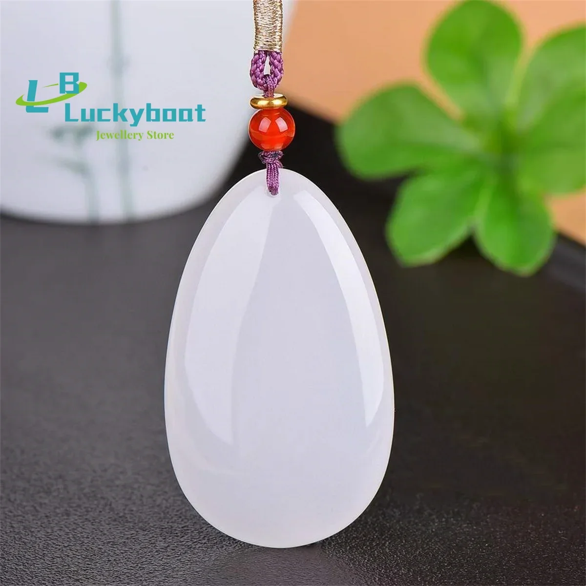 

Подвеска-капелька из натуральной золотой проволоки с белым нефритом. Простой и персонализированный универсальный и изысканный этнический мужской и женский стиль.