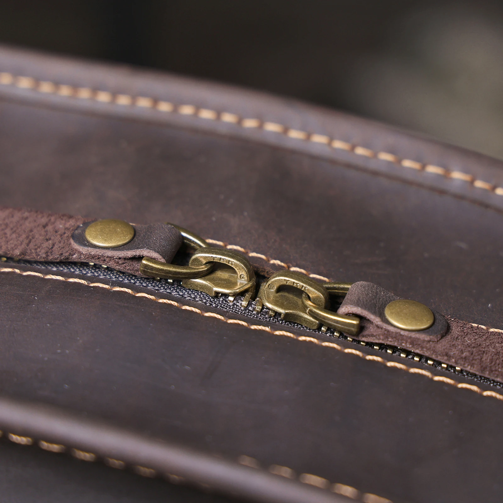 S.WORKER Klassische Aktentasche aus echtem Leder für 15"-Laptops für Herren | Handtasche aus Vollnarbenleder, Umhängetasche für Herren, Büro, Business – Detail 15
