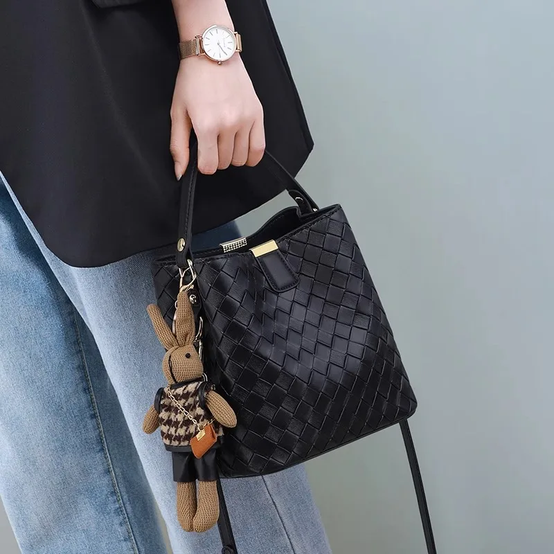 

Faionable Buet Bag Women's Crossbody oulder Bag Woven Design Versatile Handbag Sli Trendy New 2025 PU Leather