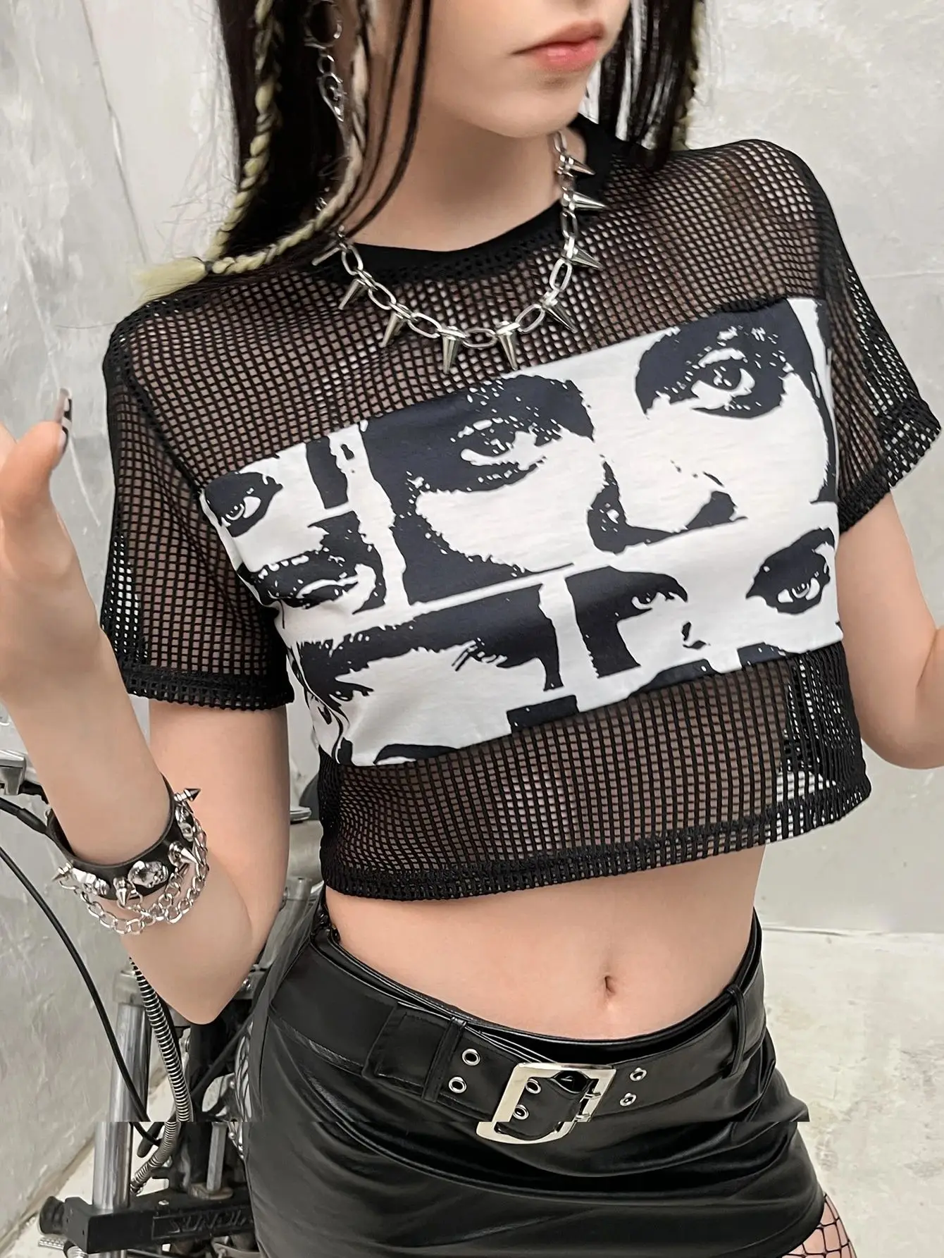 2000년대 섹시 핫걸 펑크 힙합 애니메이션 패턴 프린팅 메쉬 반팔 크롭탑 캐주얼 스트리트웨어 라운드넥 홀로우 티셔츠