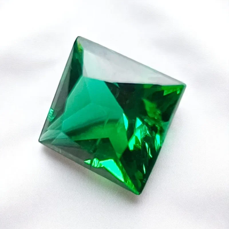 Laboratory Zambian Emeralds Square Shape Hydrothermal Hand Cutting With Cracks Inclusions Inside Selectable AGL Certificate