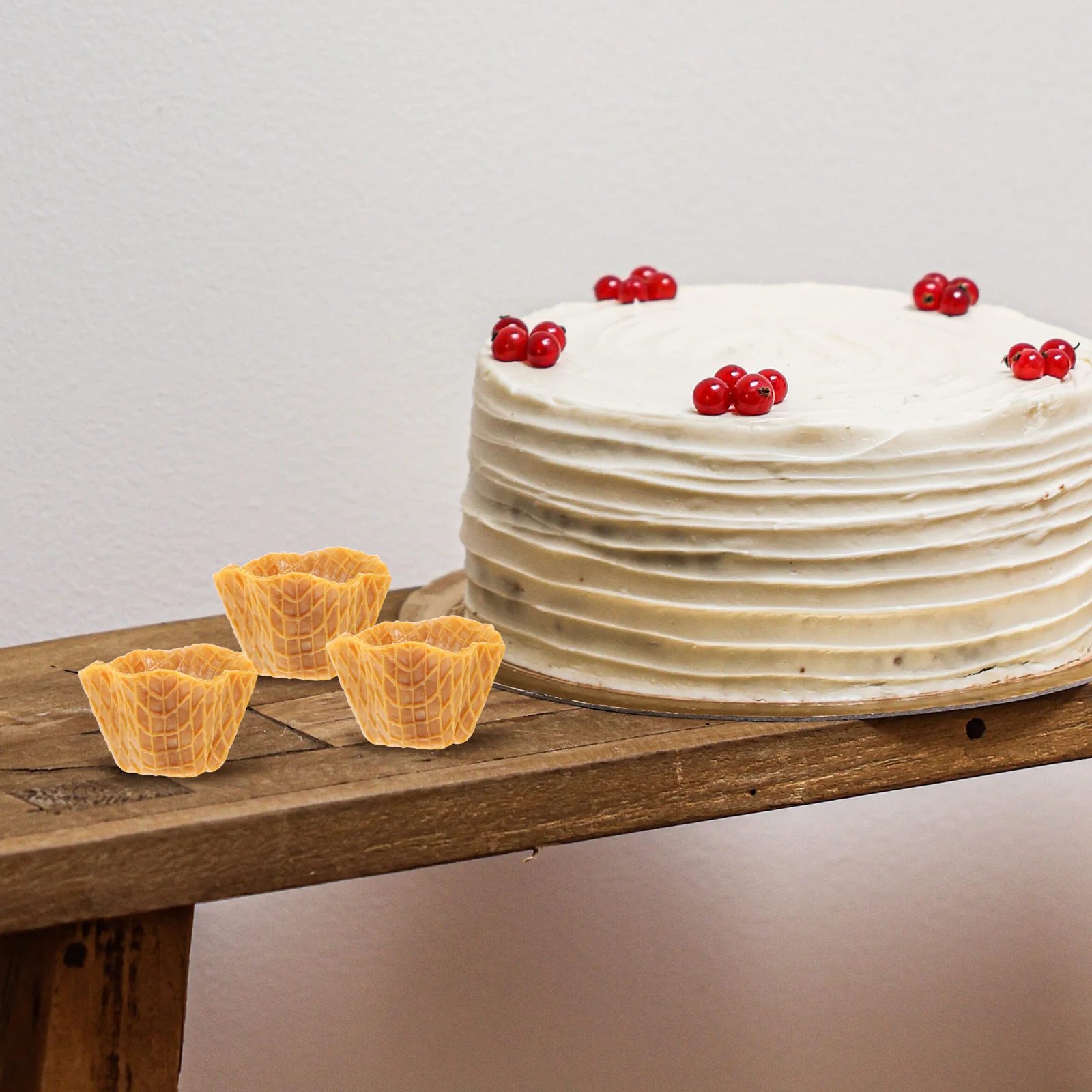 

4pcs Artificial Cake Liner Realistic Decorative Cupcake Tray Liners Lifelike Plastic Material Photography Prop Elegant Design