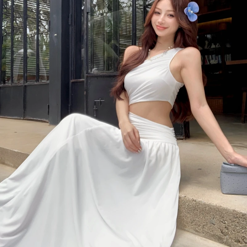 Vestido maxi feminino vermelho com ombro inclinado, sem mangas, linha A, com design sentido vazado e detalhes de fenda, ideal para o verão à beira-mar