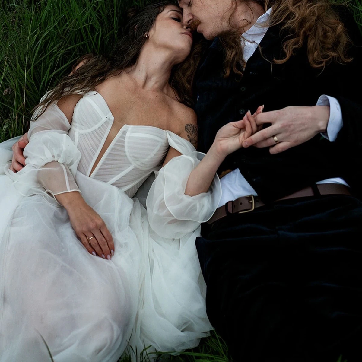 الأكمام الطويلة الأسقف Ruched تول الحبيب فساتين الزفاف قبالة الكتف الأميرة مخصصة بالاضافة الى حجم فستان الزفاف مع وشاح