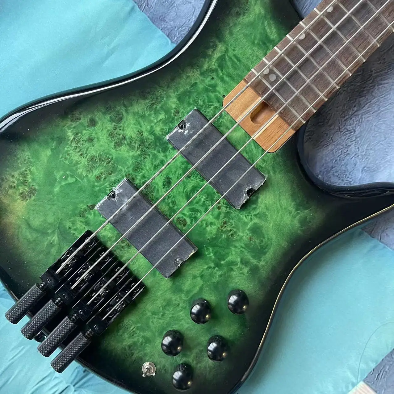 Headless electric bass 4-string split electric bass, green body with tree lump pattern veneer, rosewood fingerboard, maple track