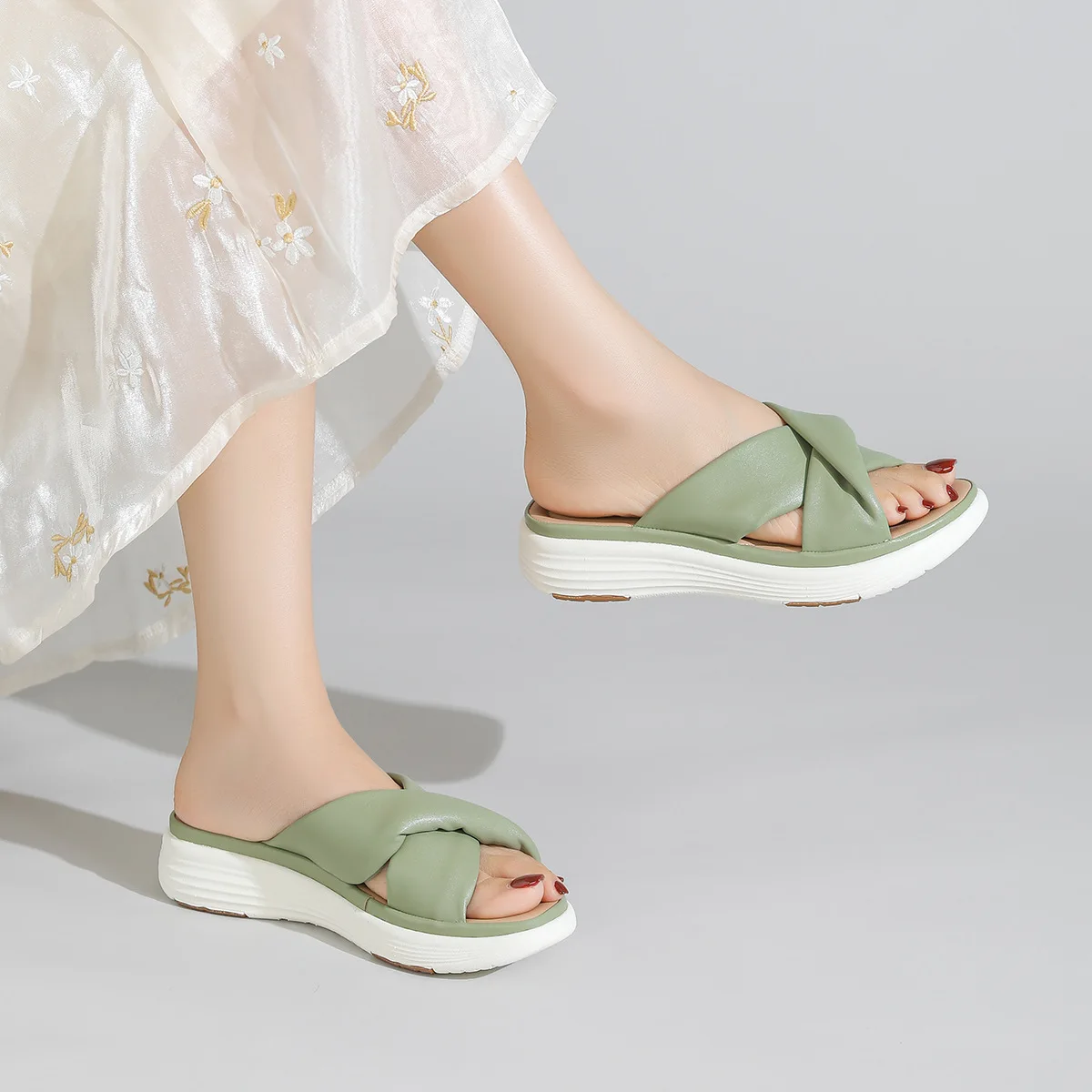 

Женские сандалии Новинка 2026: Европейские и американские сандалии, женские легкие шлепанцы на толстой подошве