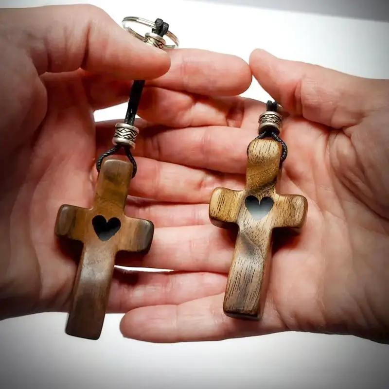 Élégante croix en bois à tenir en main, design pour la spiritualité et la pleine conscience, décoration intérieure