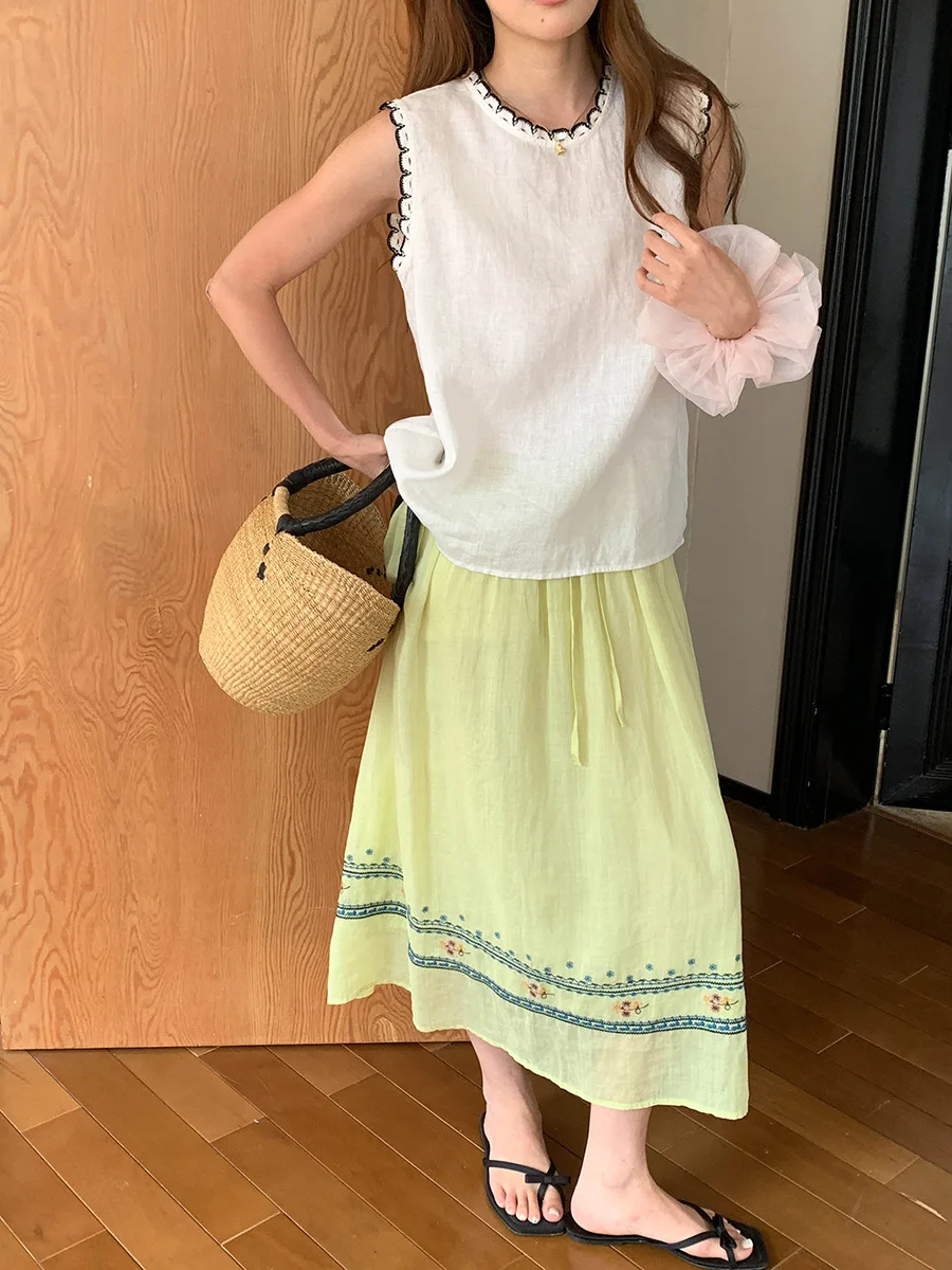 Sommerliche Damen-Weste in Unifarbe mit Rundhalsausschnitt und bestickter Spitze, ärmellos. – Detail 6