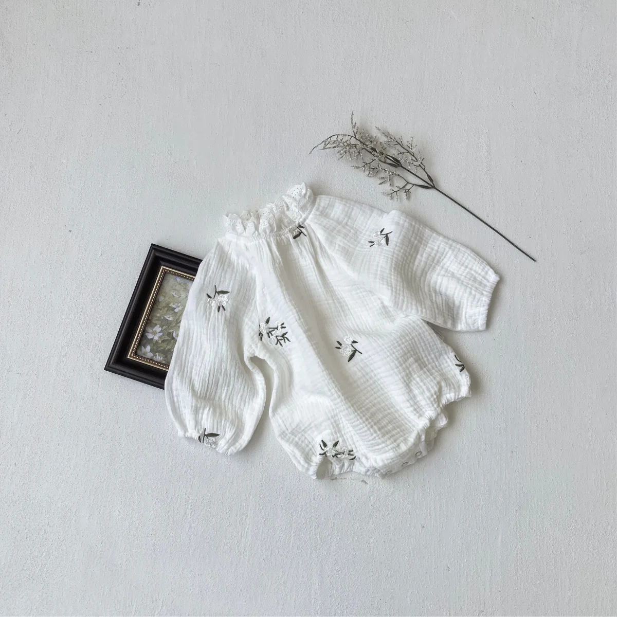 

2026 Spring New Baby Girl Long Sleeve Bodysuit Infant Cute Lace Collar Embroidery Jumpsuit Cotton Yarn Newborn Clothes 0-24M