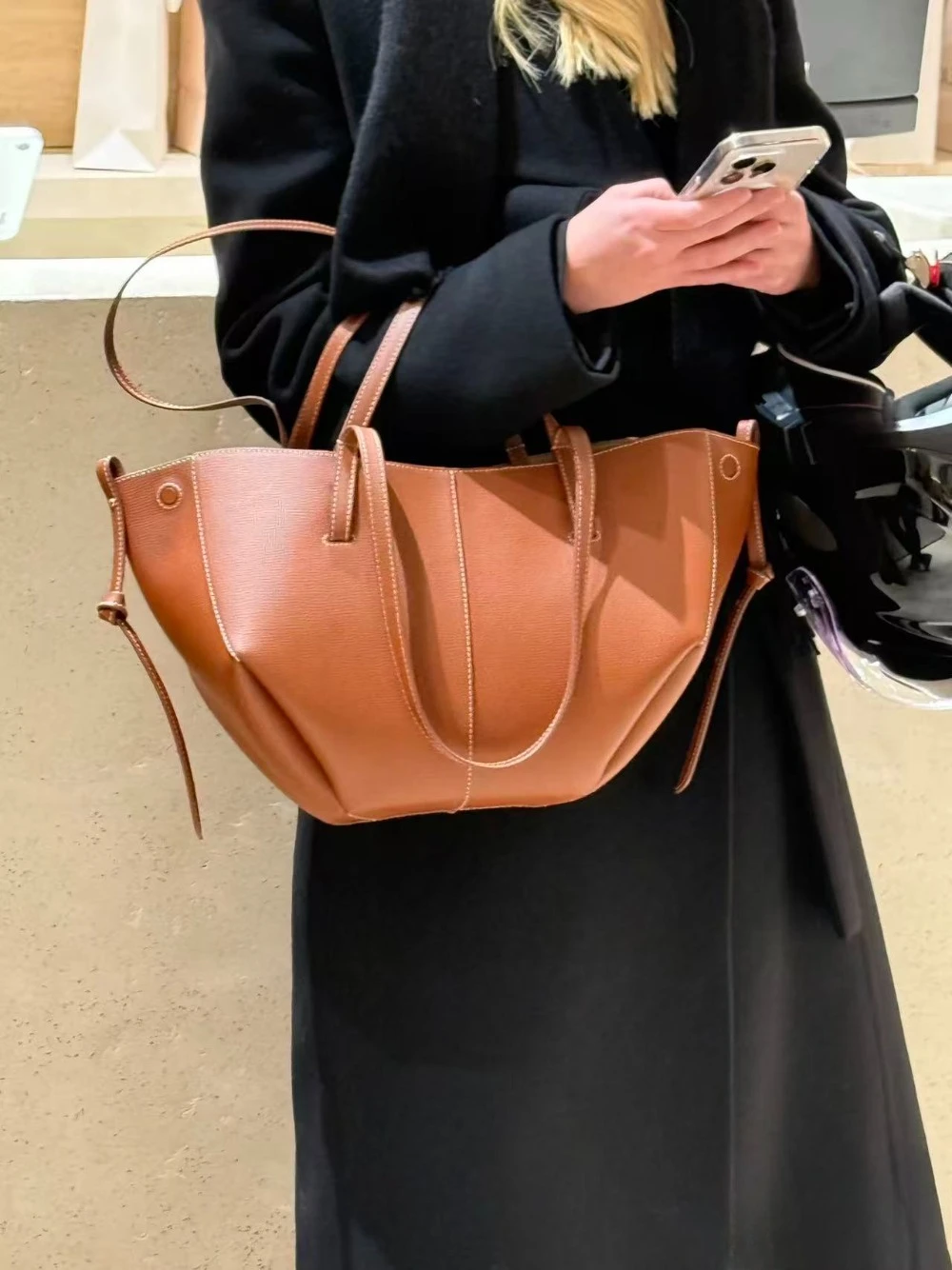 

New women's wing bag tote bag large capacity leather hand-held wing bag, pleated armpit handbag casual fashion shoulder bag