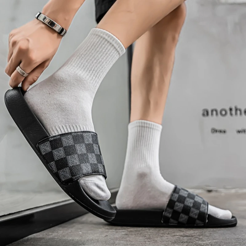 

Men's Checkered Slippers with Color-blocked Pattern Retro Style Fashionable Large-sized Flat Sandals for Wearing in Summer