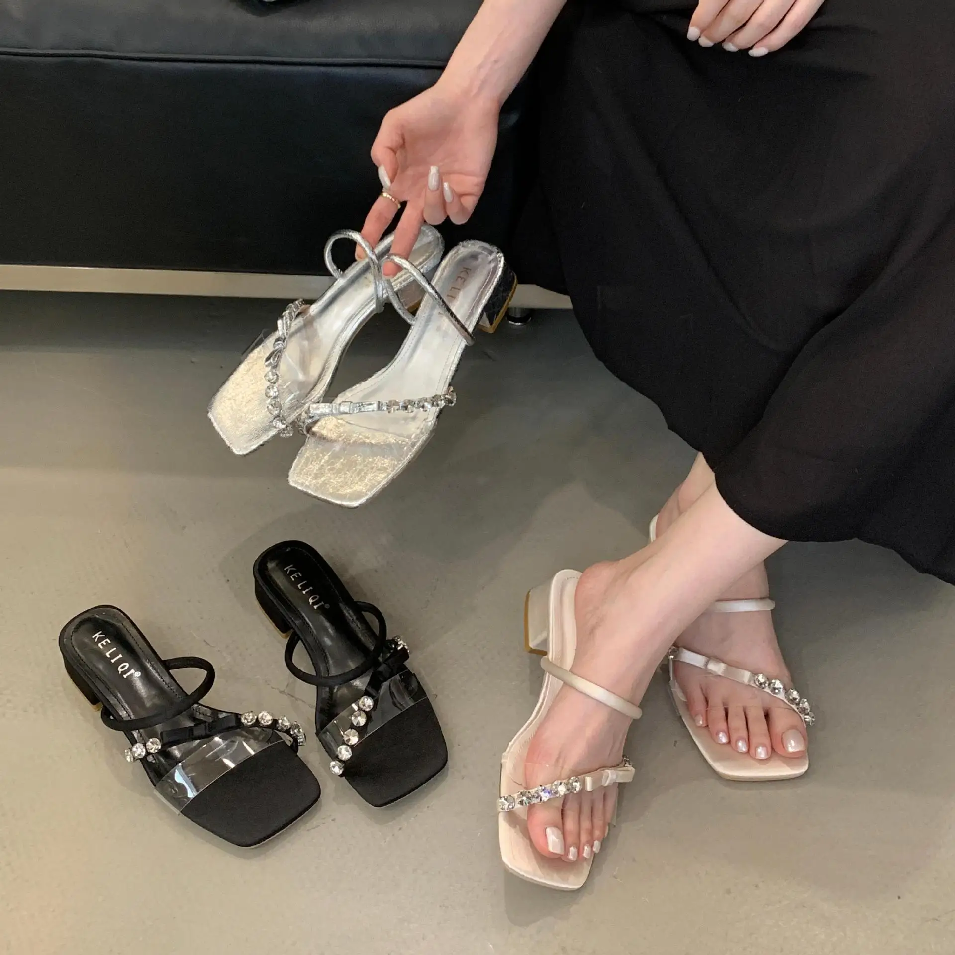 

Низкие тапочки, женская летняя обувь, бежевые босоножки на каблуке, блестящие шлепанцы на квадратном каблуке, модные пантофли, черные, на плоской подошве, роскошные S