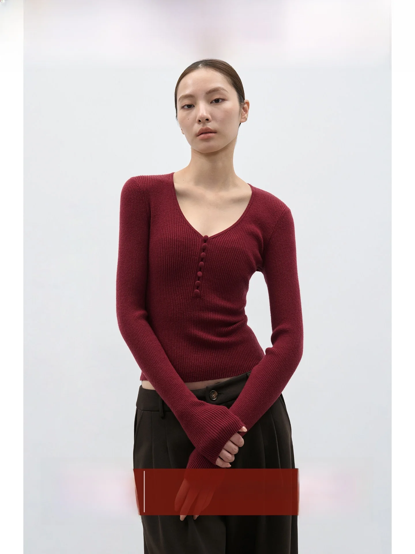 

Женская облегающая трикотажная базовая футболка EIGHTHMONTH с V-образным вырезом, подчеркивающая талию, повседневная, для ношения под одеждой, новинка 2026 года