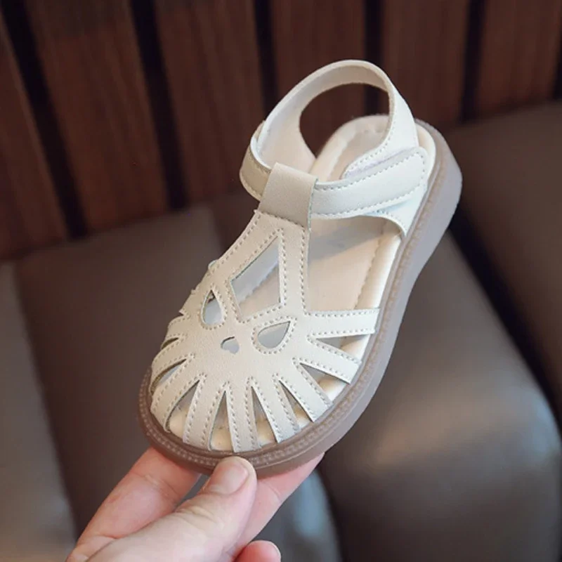 Sandália infantil de sola macia, dedo do pé fechado, moda princesa das meninas, antiderrapante, estilo coreano, sapatos de praia para meninos, verão