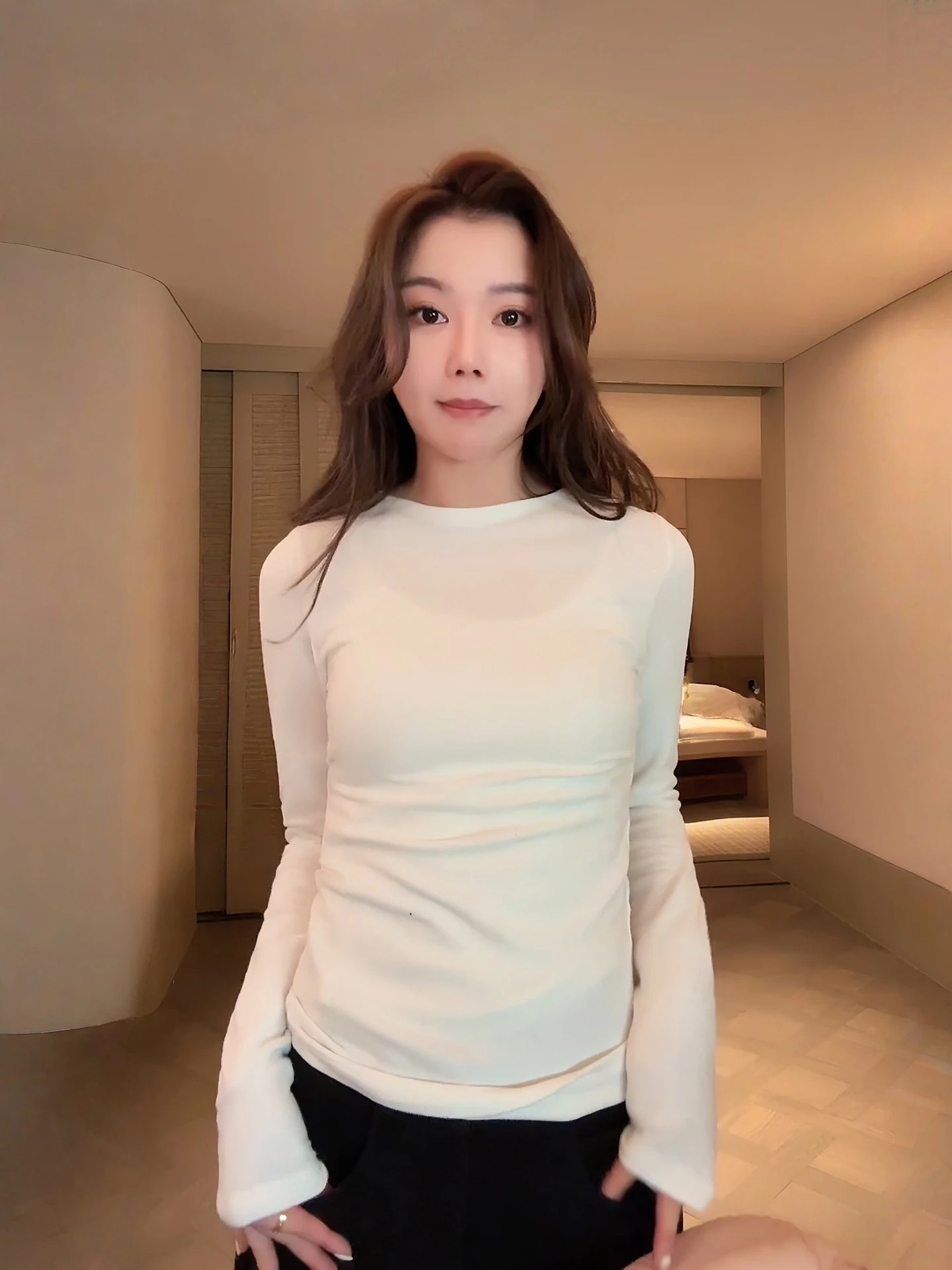 

Базовый однотонный женский топ из молочного трикотажа с прямыми рукавами и открытыми плечами для повседневной носки