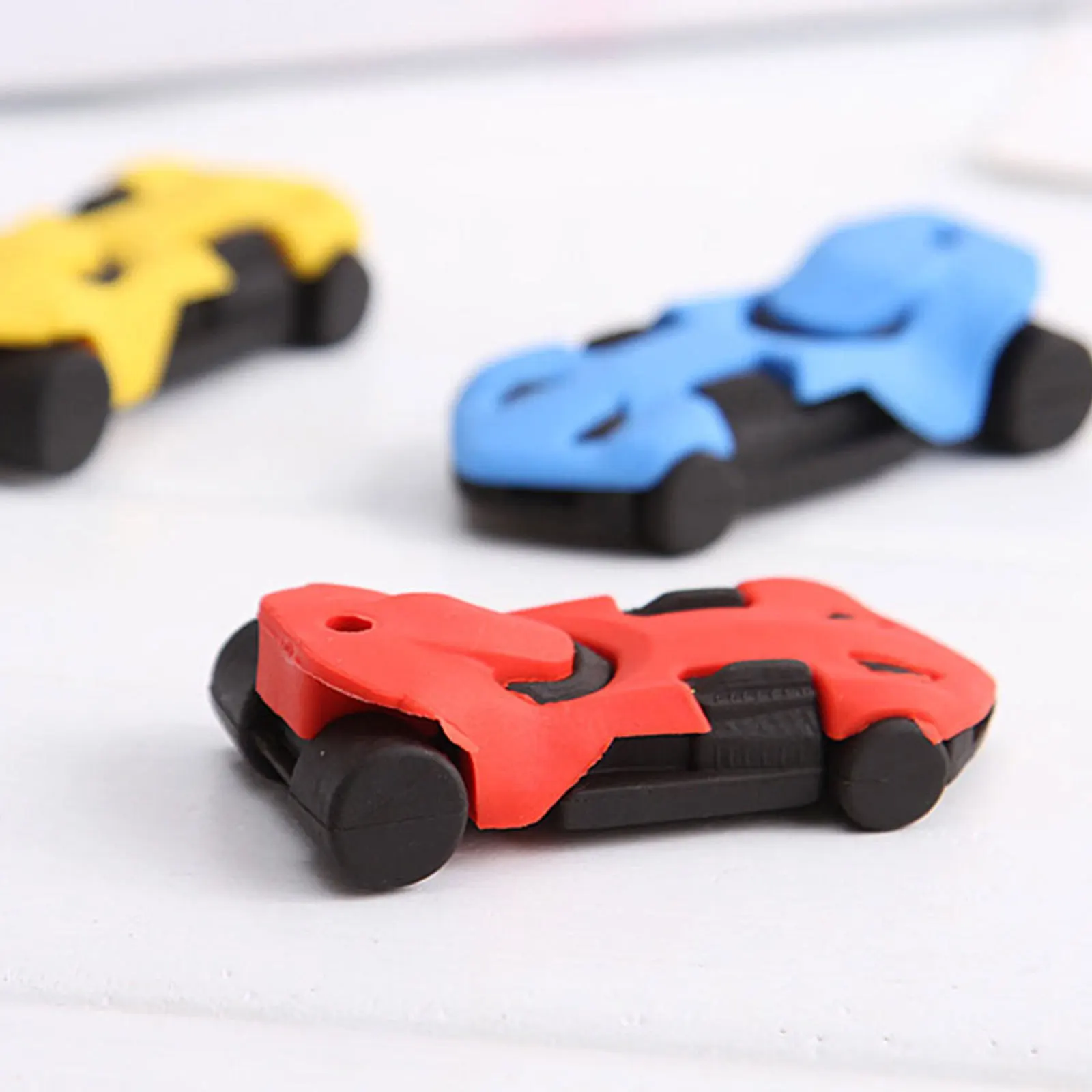 18 قطعة محايات سيارة سباق صغيرة للأطفال ممحاة قلم رصاص متينة شكل فريد من نوعه القرطاسية شنطة هدايا المحايات الصغيرة