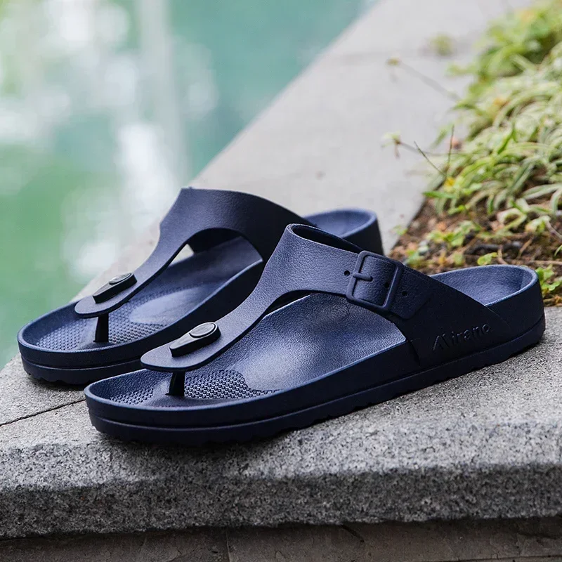 Breathable Beach Slippers New Design Fashion Casual Solid Black Non Slip Flat Slides for Man Summer Men Flip Flops