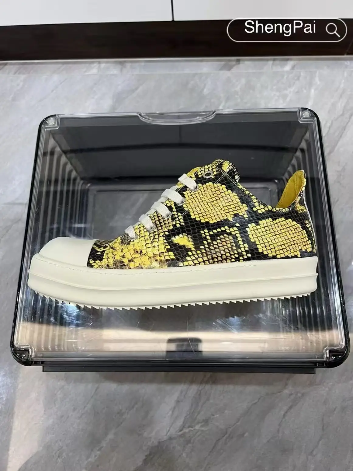 

Удобная мужская спортивная обувь, желтая кожаная повседневная обувь с низким берцем и змеиным принтом для мужчин, кроссовки на шнуровке, уличная походная обувь