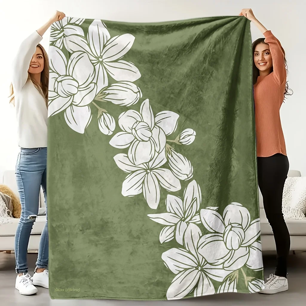 Manta de franela con estampado floral de magnolia blanca sobre fondo verde oliva, suave y cálida para sofá, dormitorio, uso diario en el hogar, regalo.