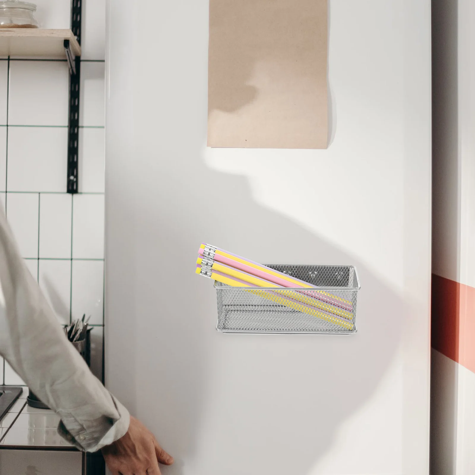 حامل القلم الرصاص المغناطيسي سلة التخزين منظم شبكي معدني لخزانة الثلاجة السبورة حامل القلم المغناطيسي للخزانة و