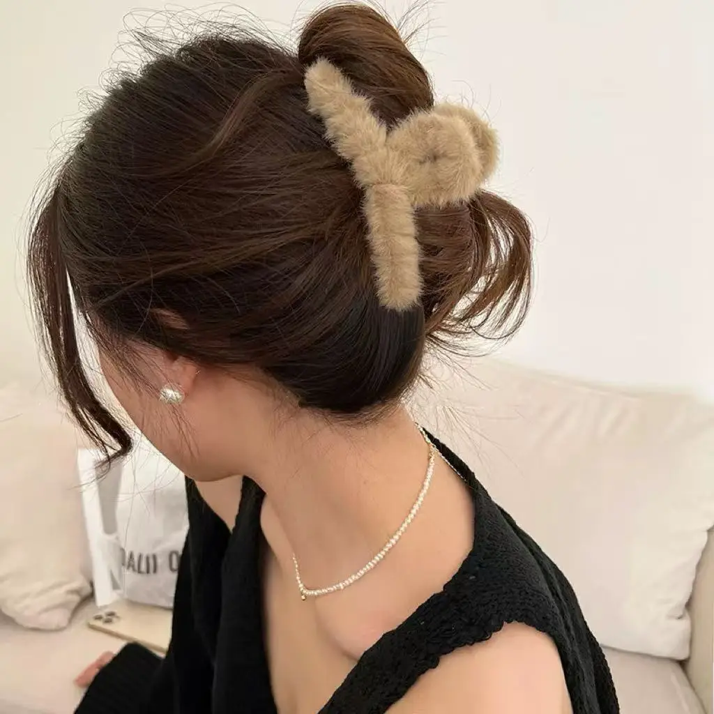 

2025Winter Faux Fur Hair Claw for Women Elegant Acrylic Crab Barrette Hairpin Girl-Hair Accessories Furry Headwear Hair Claw