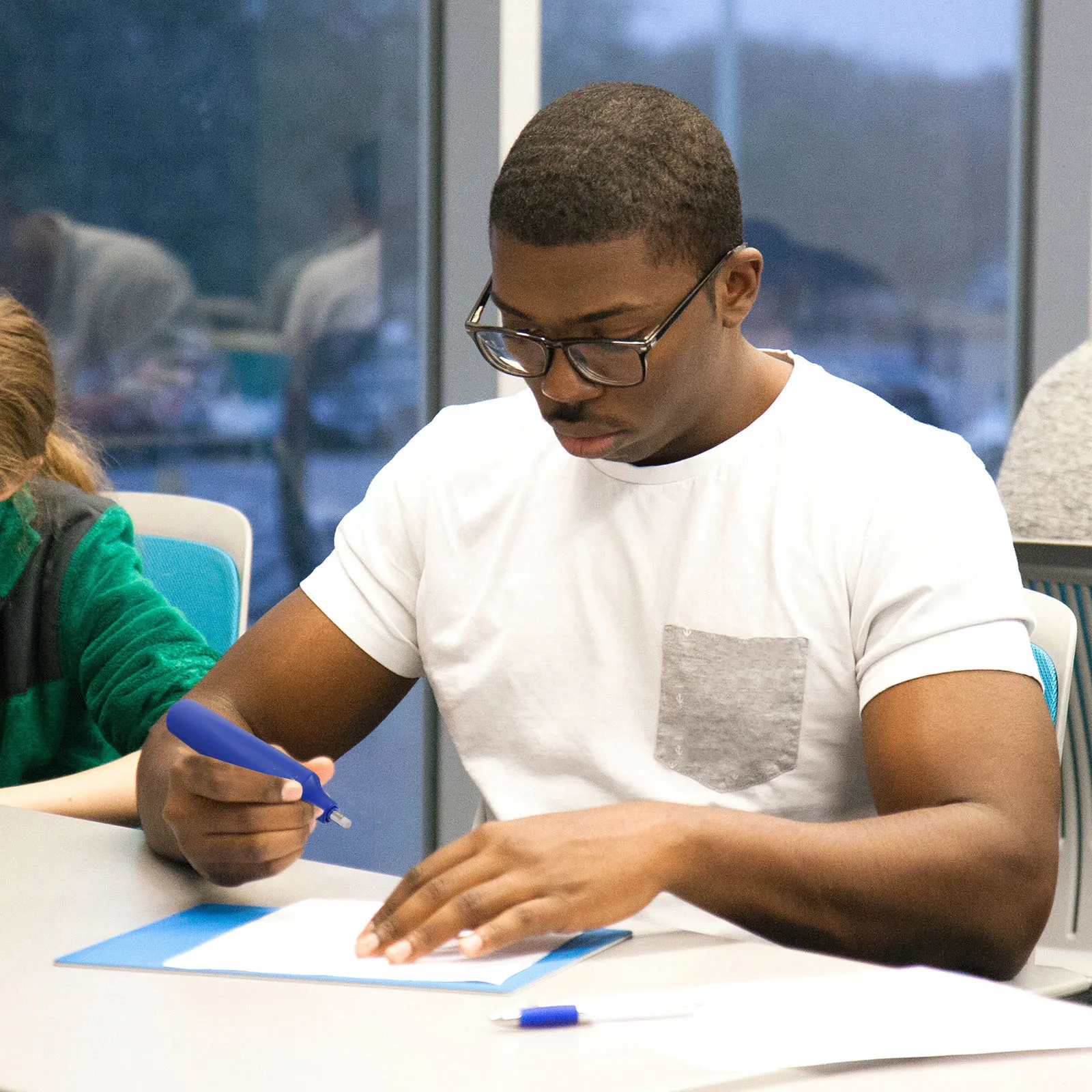 100 قطعة ممحاة كهربائية النوى استبدال آمن عبوات للطلاب المدمجة محو الرسم رسم الواجبات المنزلية طالب نظيف