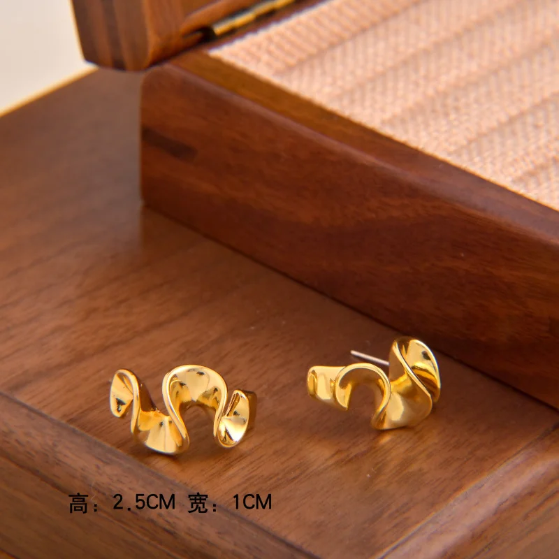 

Simple stud earrings delicate light luxury water corrugated ruffled geometric ruffled metal senior free delivery