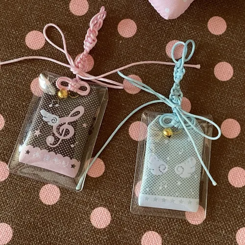 Imagen 1 del producto Abalorio de bendición de estilo japonés con alas de notas musicales, colgante de llavero Kawaii para mochila escolar, estuche para lápices, organizador de llaveros