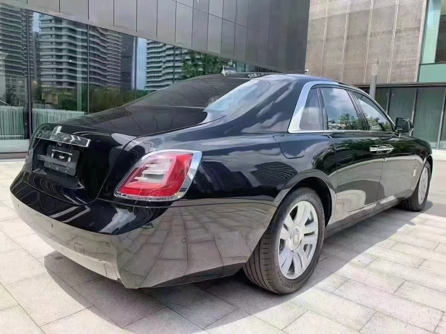 الترقية إلى الإصدار الجديد لمصدات السيارة الأمامية مع غطاء محرك السيارة والتنانير الجانبية طقم الجسم مع أضواء لـ Rolls Royce Ghost 09-2020