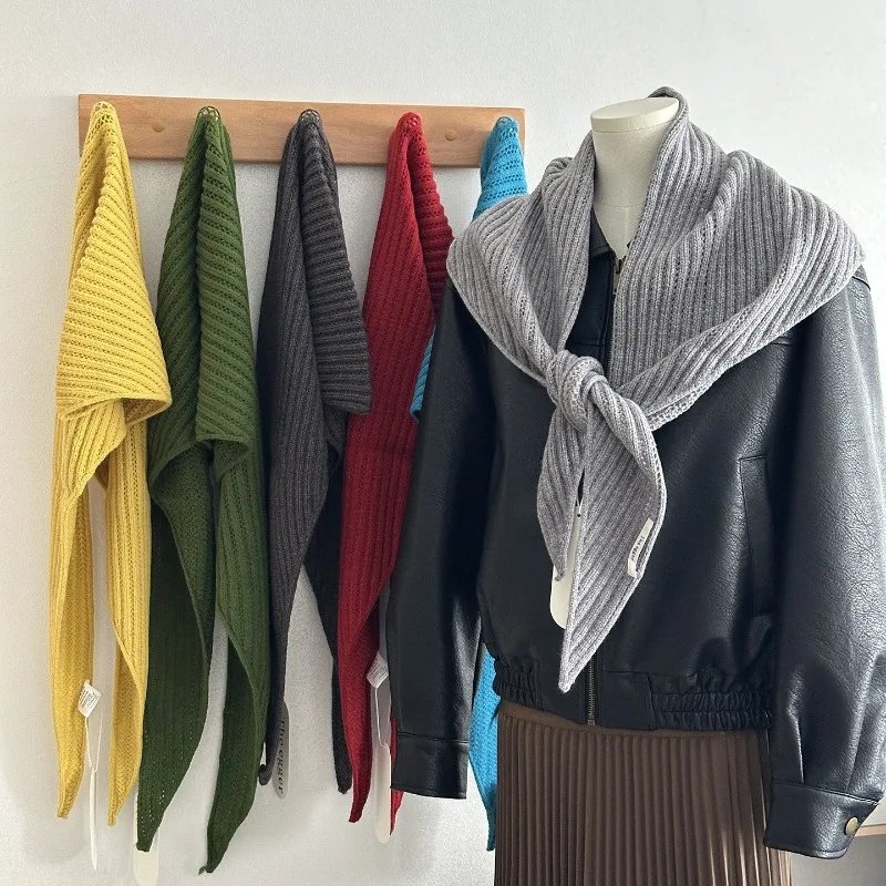 

Вязаные треугольные шарфы на осень и зиму. Модный и теплый маленький женский шарф с универсальным плечевым ремнем.