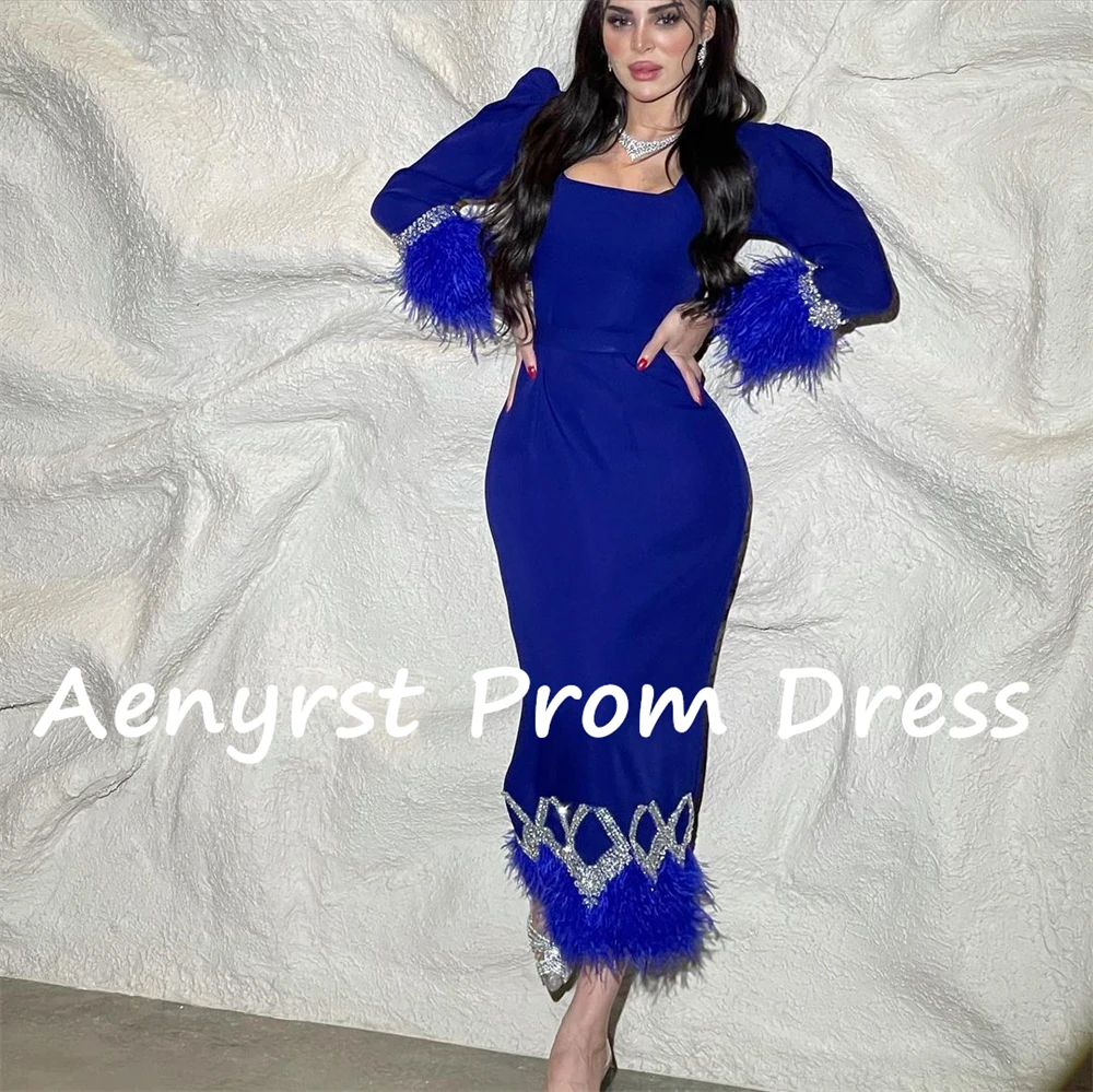 ชุดราตรีคอเหลี่ยมสีน้ำเงินรอยัลประดับขนนกและคริสตัลสไตล์ซาอุดิอาระเบีย ความยาวระดับชา สำหรับงานพิธีการ