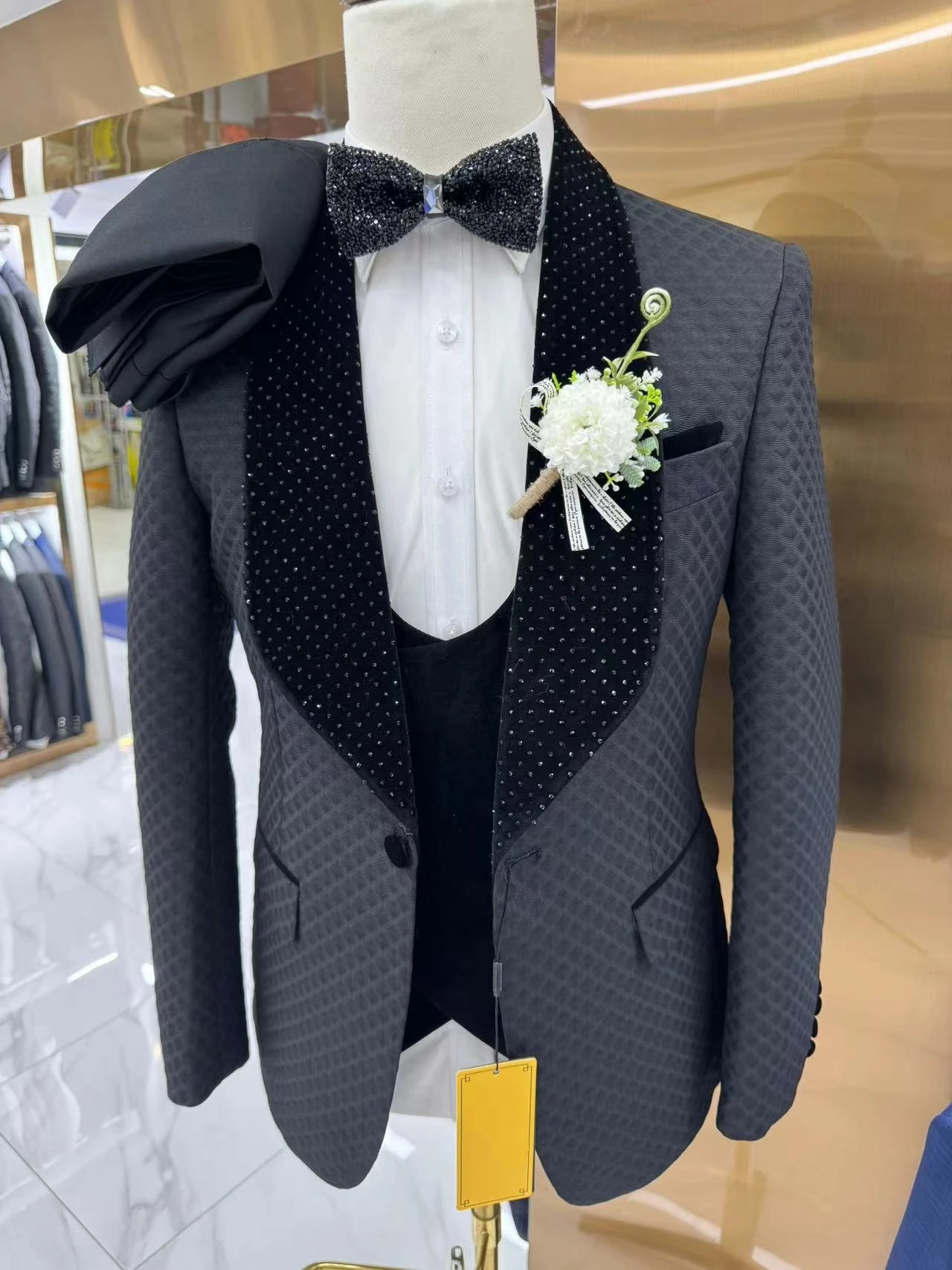 

Three Pieces Fashion Men's Suit Set with Glitter Shawl Neck, Slim Fitted One Button Blazer Black Vest and Pants Party Tuxedo