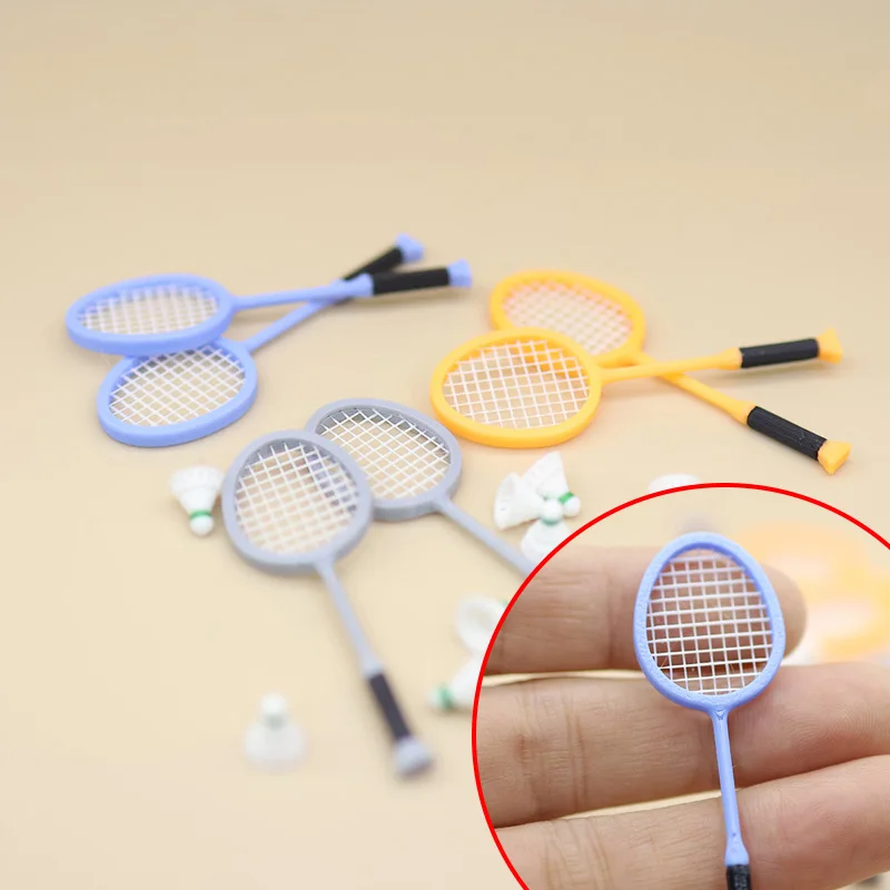 ドールハウスシミュレーションミニバドミントンラケットセットドールハウススポーツシーン装飾ドールハウスごっこ遊びおもちゃ