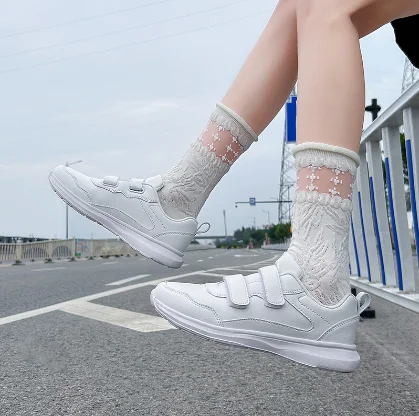 

Men's White Sneakers Lightweight Men Urban Sneakers Platform Skateboard Shoes For Men Couple sneakers