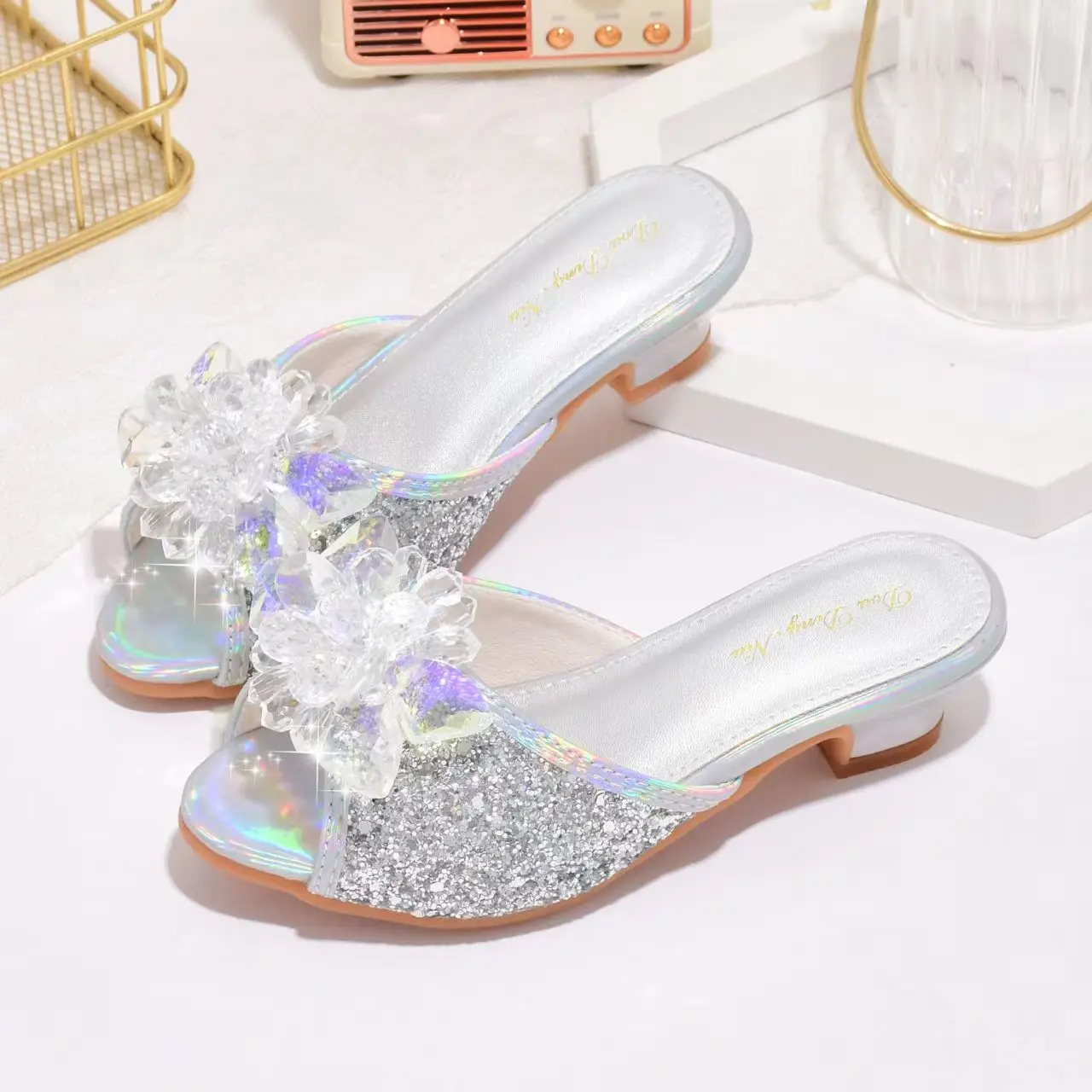 2026 Summer New Crystal Flower Peep Toe Slippers Soft Sole Non Slip Fashionable Low Heel Princess Slipper Sandal Outdoor Slipper