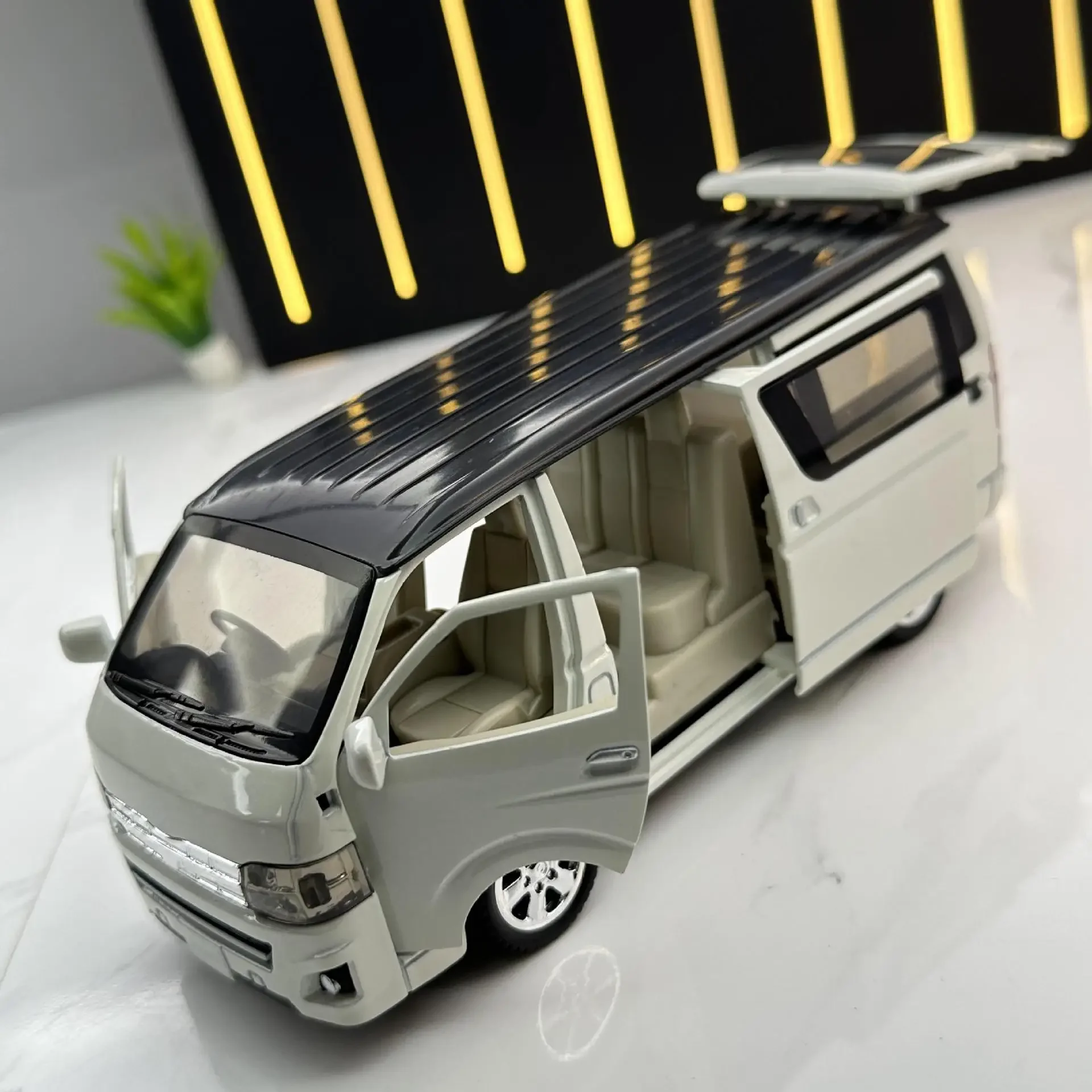 1:32 Model mobil bisnis Toyota Hiace dekorasi, dengan suara dan lampu pembuka pintu, hadiah mainan anak-anak F366