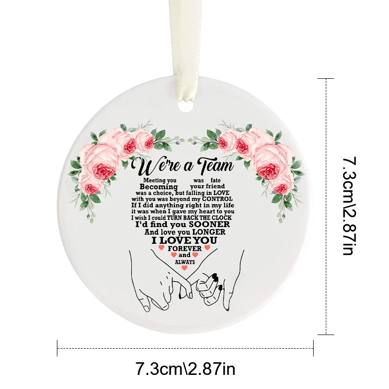 Un singolo ornamento in ceramica con le parole "Siamo una squadra", abbellimenti da parete in stile tradizionale, ideali per regali natalizi.