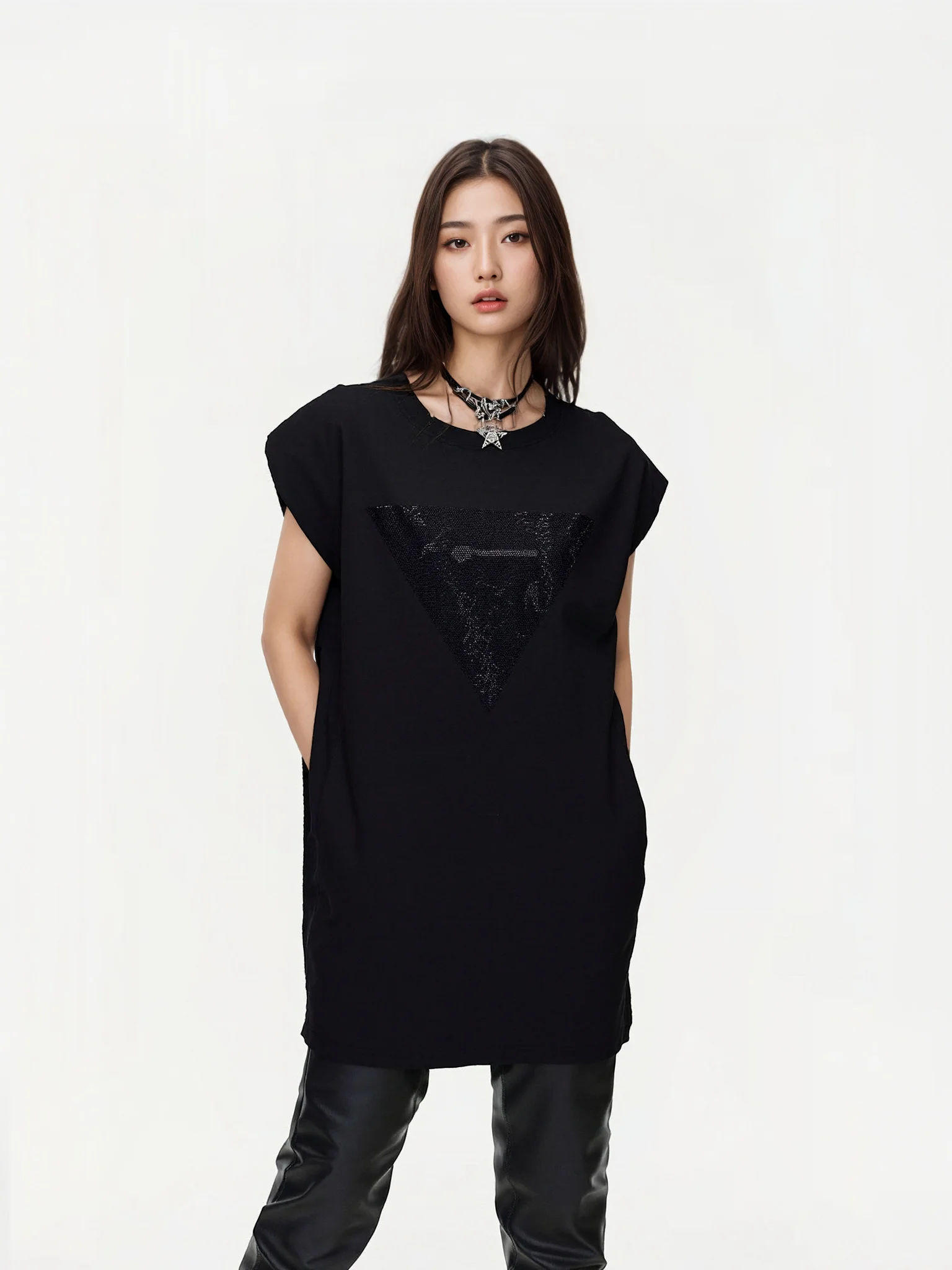 

Новинка лета: Женская свободная прямая футболка-жилет с подплечниками и стразами, черная, модель 2026 года